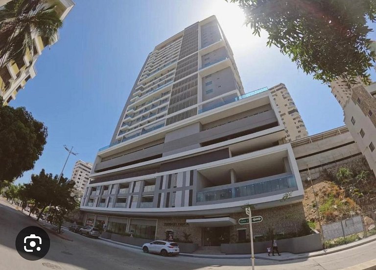 Ámbar roca frente a la playa