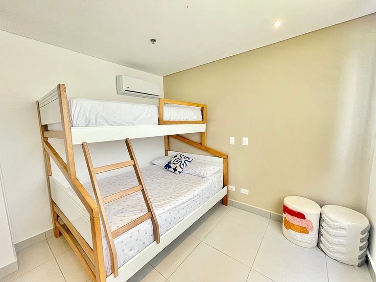 Ámbar roca frente a la playa