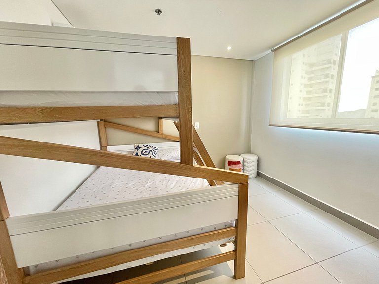 Ámbar roca frente a la playa