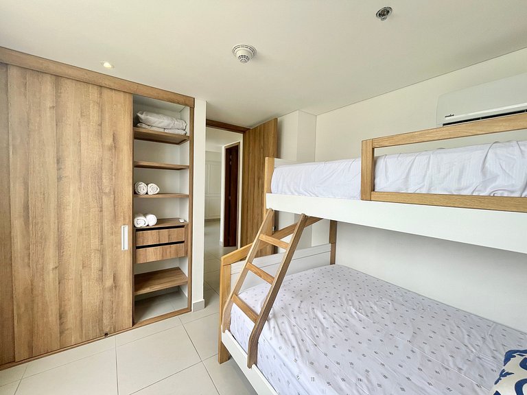 Ámbar roca frente a la playa