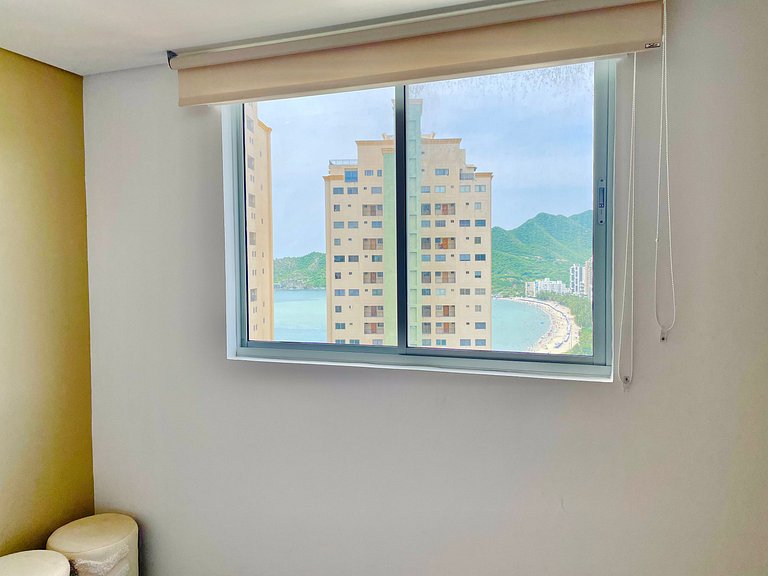 Ámbar roca frente a la playa