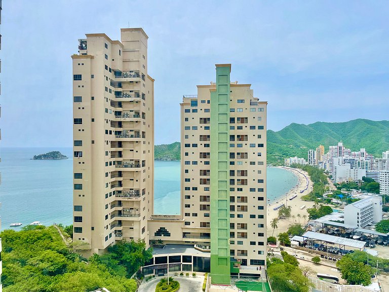 Ámbar roca frente a la playa