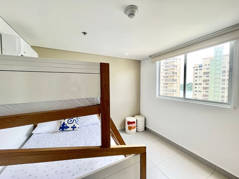 Ámbar roca frente a la playa