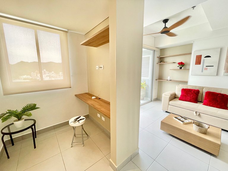 Ámbar roca frente a la playa