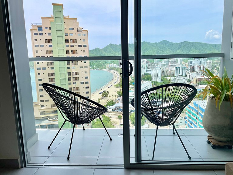 Ámbar roca frente a la playa