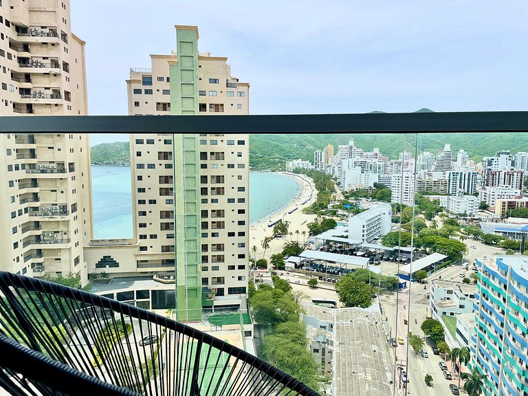 Ámbar roca frente a la playa