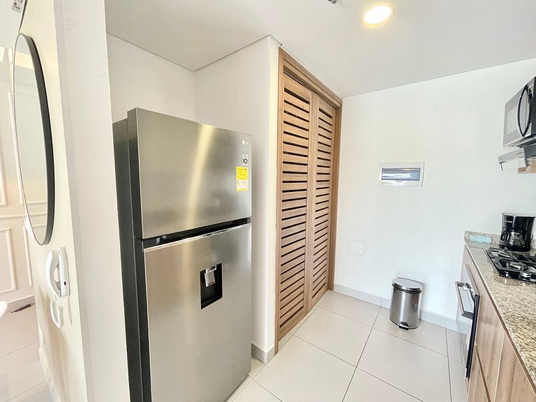 Ámbar roca frente a la playa