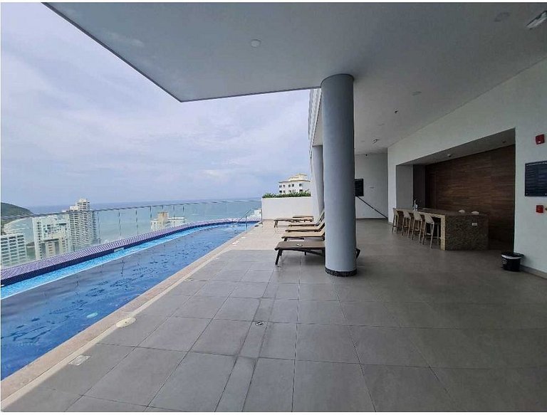 Ámbar roca frente a la playa