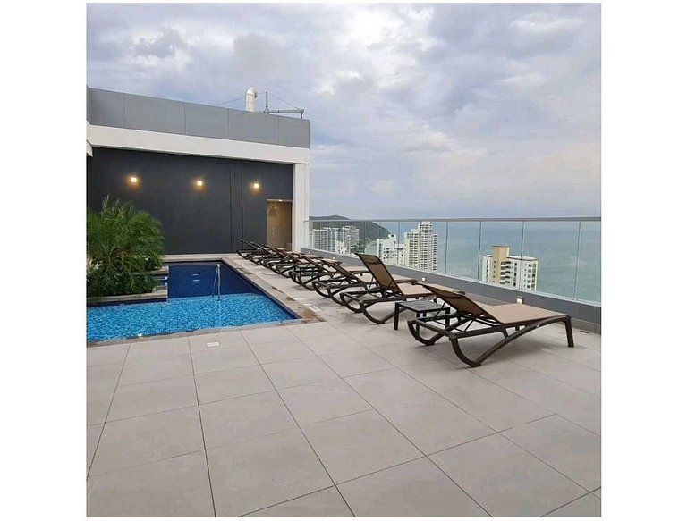 Ámbar roca frente a la playa