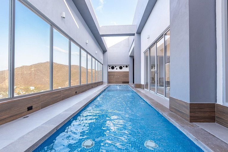 Ámbar roca frente a la playa