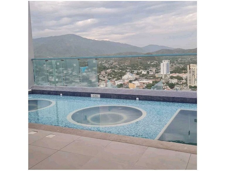 Ámbar roca frente a la playa