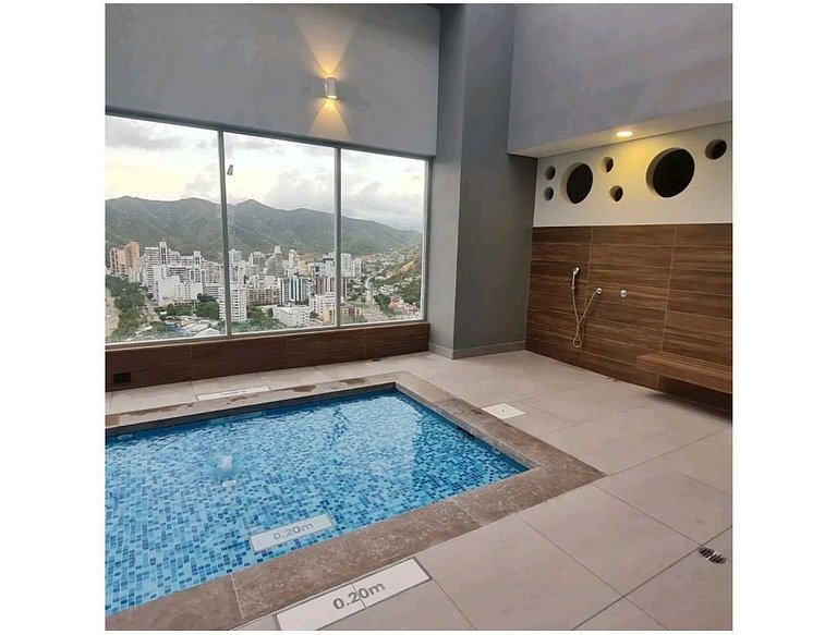 Ámbar roca frente a la playa