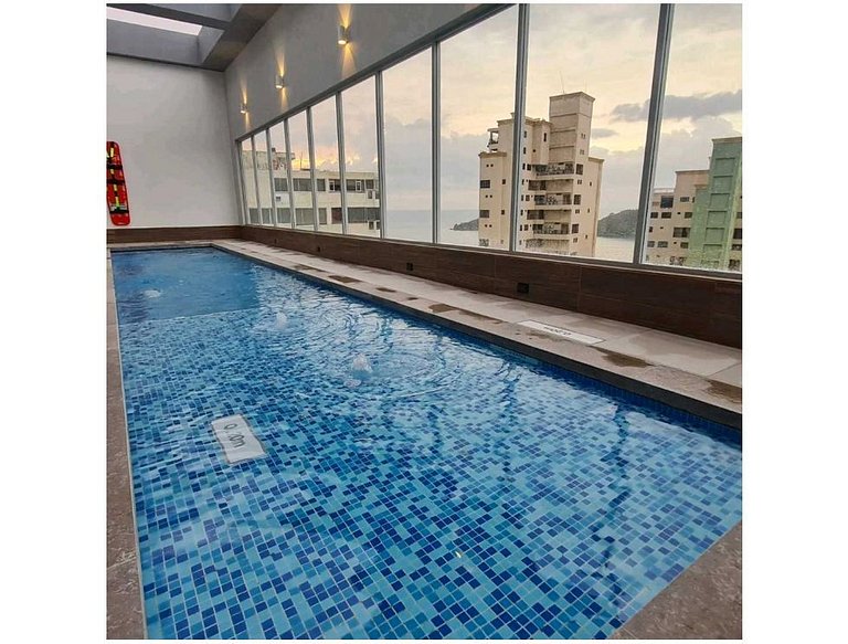 Ámbar roca frente a la playa