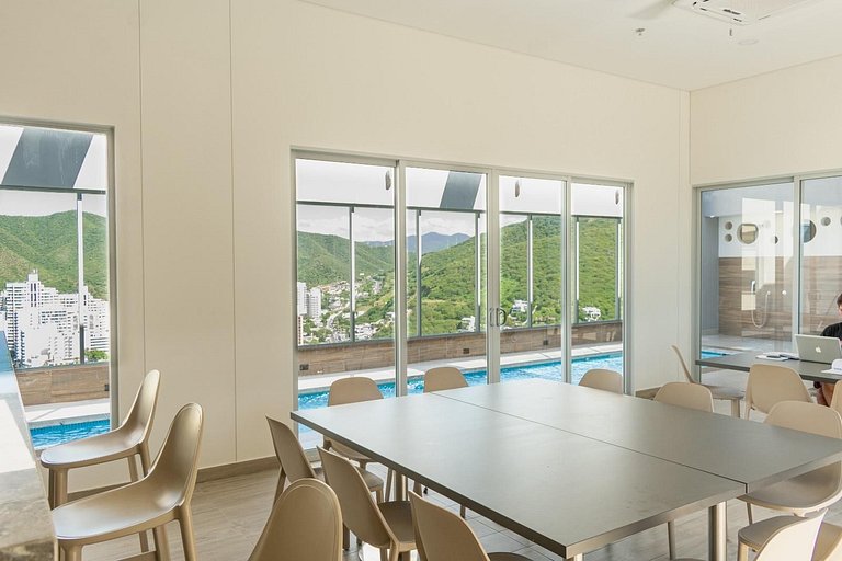 Ámbar roca frente a la playa