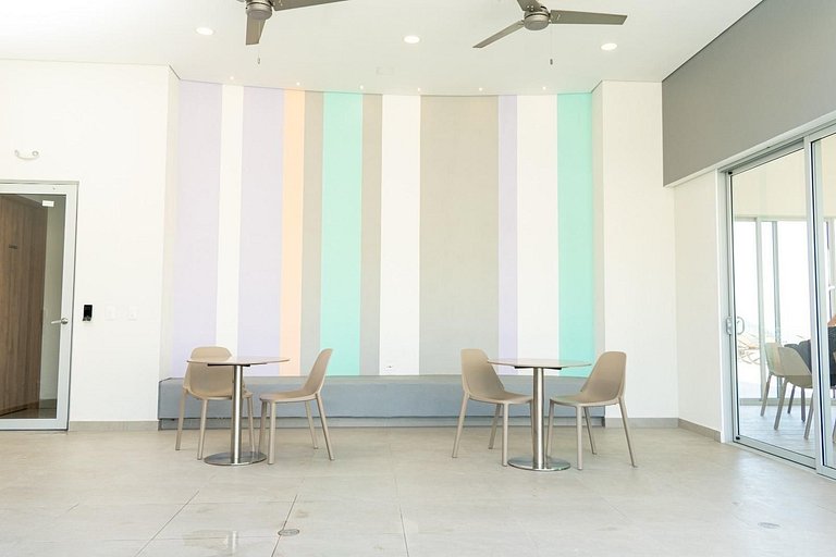 Ámbar roca frente a la playa