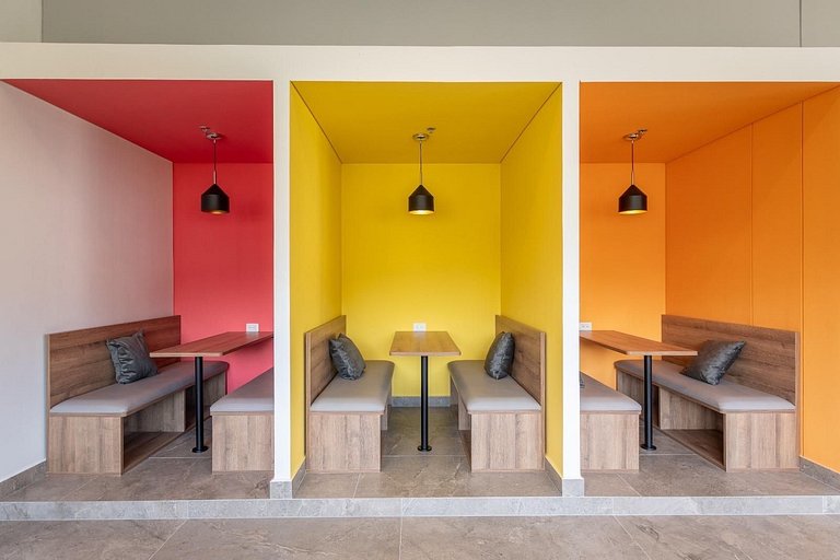 Ámbar roca frente a la playa