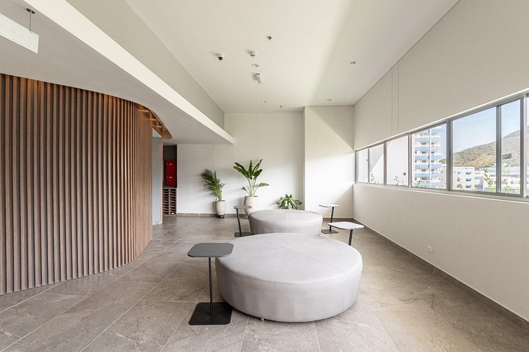 Ámbar roca frente a la playa