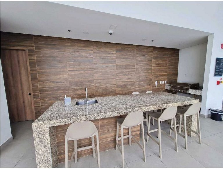 Ámbar roca frente a la playa