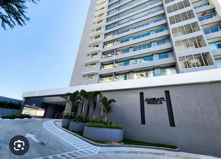 Ámbar roca frente a la playa