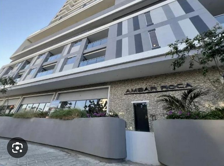 Ámbar roca frente a la playa