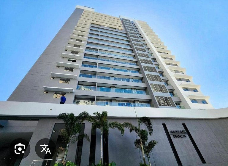 Ámbar roca frente a la playa